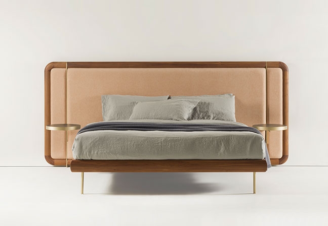 PORADA  Com design de M. Marconato e T. Zappa, a cama Killian traz, como opção, mesinhas de cabeceira. Oferecendo classe e conforto, tem estrutura em madeira e pés em latão escovado
