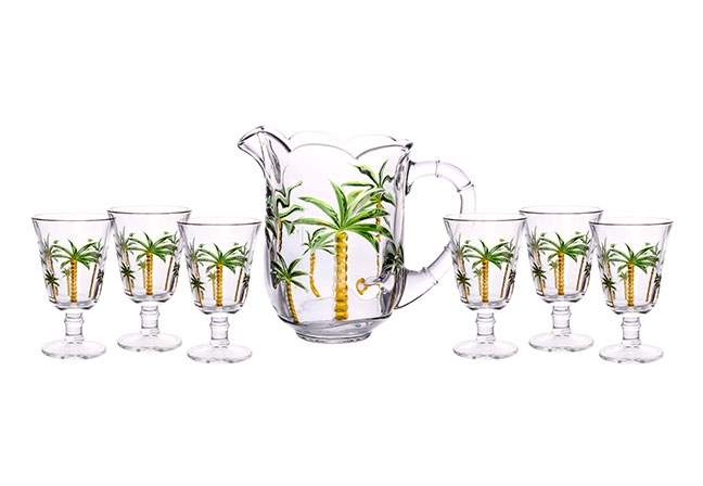 LYOR | Produzido em vidro, o conjunto com jarra e taças traz um toque tropical para a mesa
