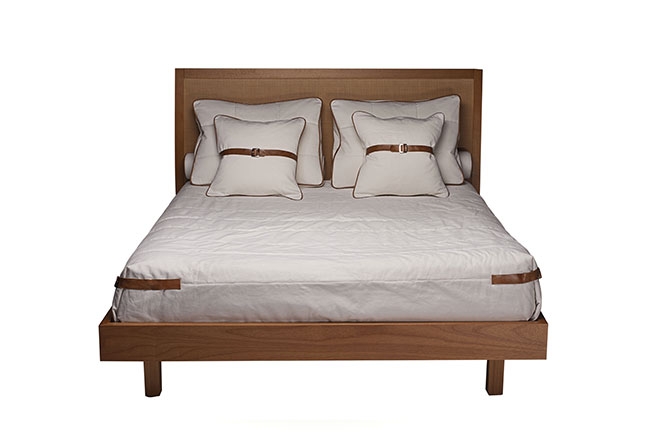 FRANCCINO  Em madeira maciça de Tauari, a cama Link apresenta linhas retas. Confortável, também traz aplicação de tela quadriculada, em fibra natural de algodão, na cabeceira
