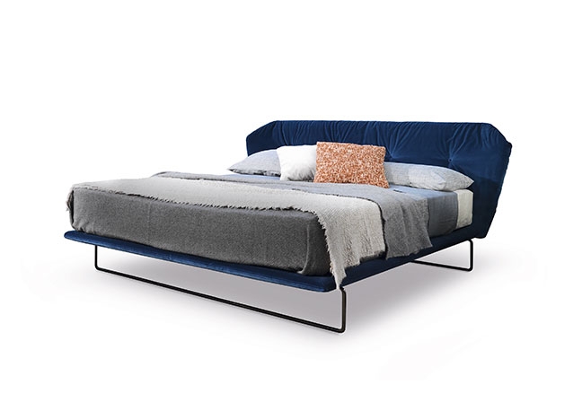 SABA ITALIA | A cama New York Air, assinada por Sergio Bicego, une beleza e qualidade. A cabeceira estofada em veludo azul e estrutura metálica fina, transparecem uma elegância retrô contemporânea
