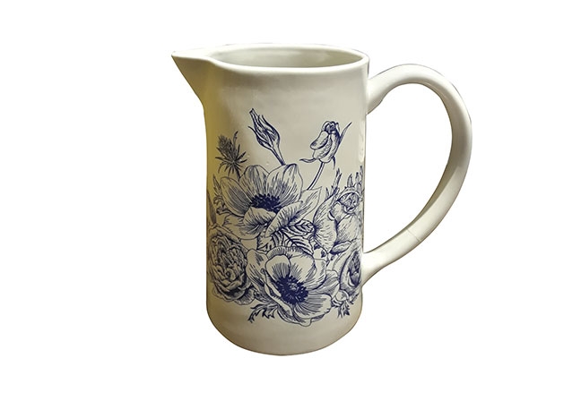 ARTEIRO | A jarra de cerâmica Flor inspira um toque romântico. Delicado, modelo conta com ilustração delicada trazendo a natureza para a mesa
